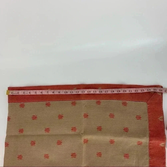 Giuliana Ricami Tuscan Linen Jacquard Honeybee Table runner - Picture 8 of 8